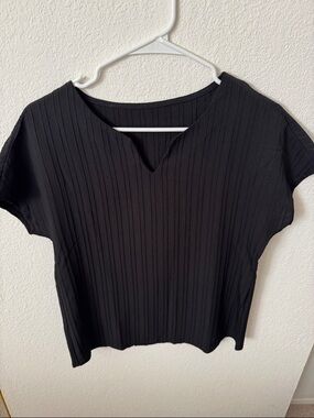Women’s Black  Short-Sleeve Top